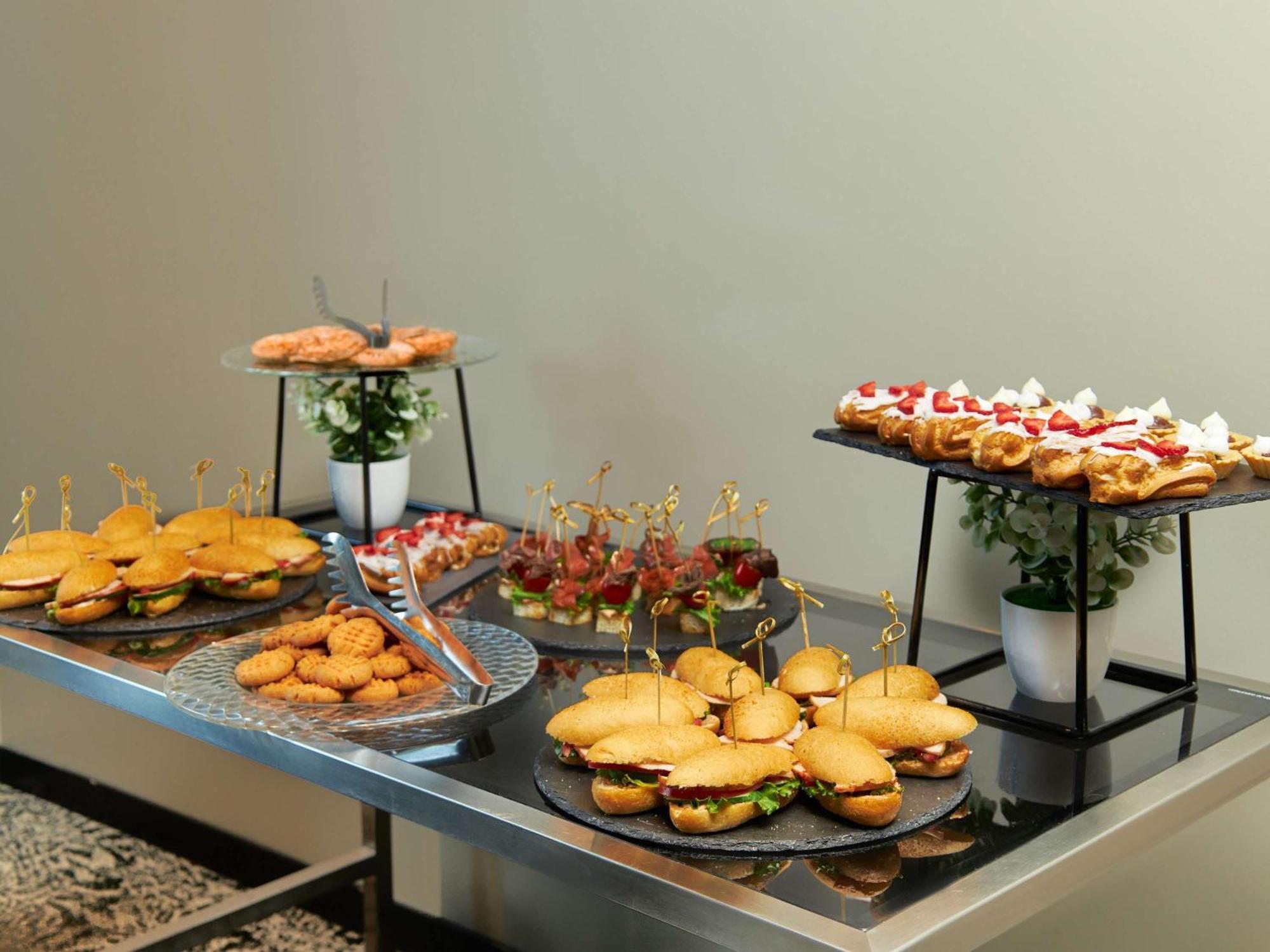 Novotel Living Almaty Jetisu 外观 照片